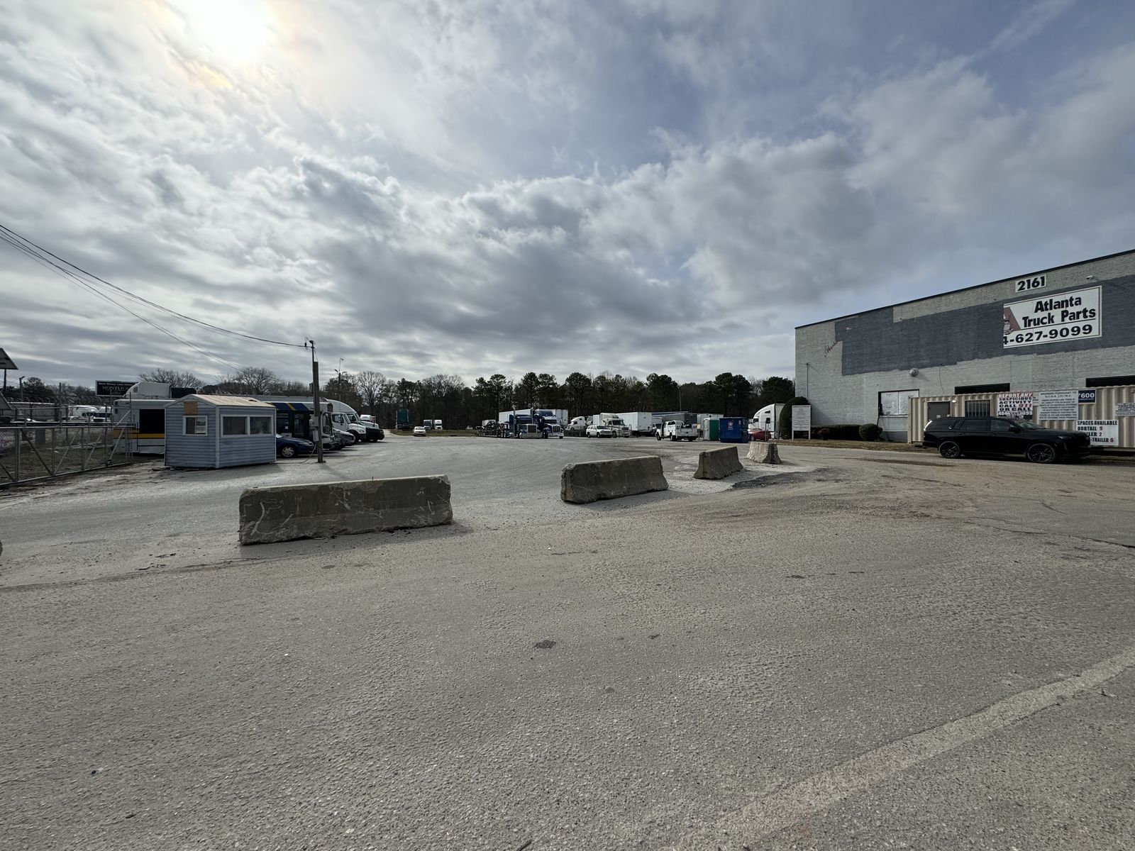 Semi trucks parked at ATL Truck Parking Moreland Ave